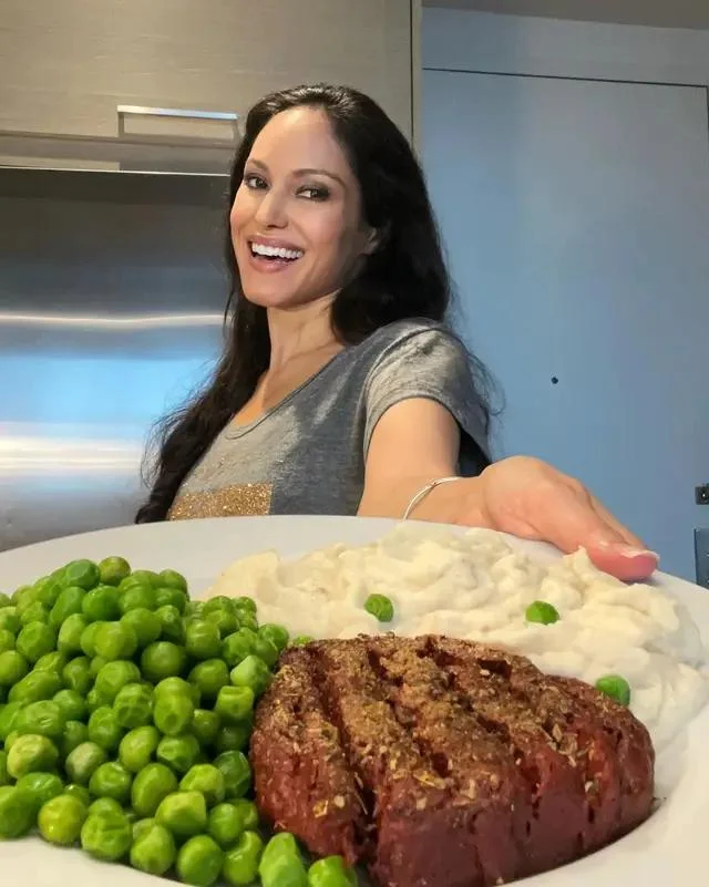 Cheryl presenting a plate with cauliflower mash in her original TikTok